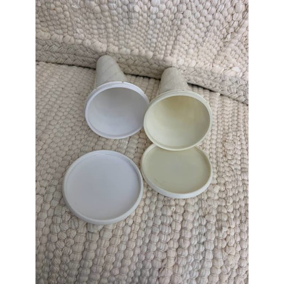 Vintage melamine white textured salt and pepper shakers - Picture 5 of 9